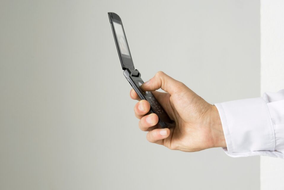 Teens Are Ditching Their Smartphones For Old fashioned Flip Phones Teens Are Ditching Their Smartphones For Old fashioned Flip Phones