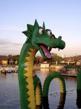 5. Un dragon Lego à Disney World