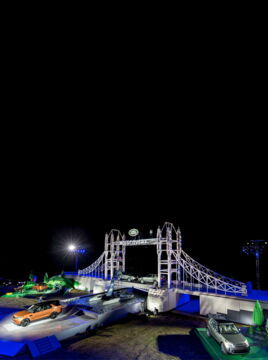 6. Une pub Land Rover construit un pont en Lego