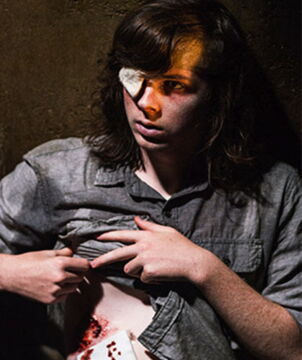 Carl est encore vivant dans les comics, mais la série a préféré en finir avec lui suite à une vilaine morsure !