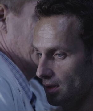 Dans les comics, personne ne sait rien du virus. Dans la série, Rick en sait plus dès la fin de la saison 1 grâce au docteur Edwin Jenner.