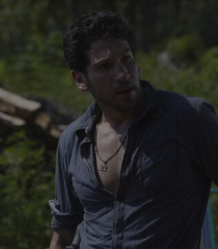 Le Shane des comics était un homme violent et instinctif, prêt à tuer Rick à chaque seconde. Il se fait finalement tuer par Carl tôt dans l'histoire, tandis que le Shane de la série est plus tactique et il es tué tard par Rick, poussé à bout