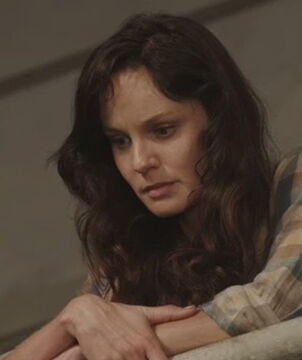 Lori a une mort bien différente. Dans les comics, elle est tuée par un coup de feu et non durant l'accouchement.