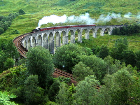 Regardez passer le Poudlard Express au viaduc de Glennfinnan en Écosse