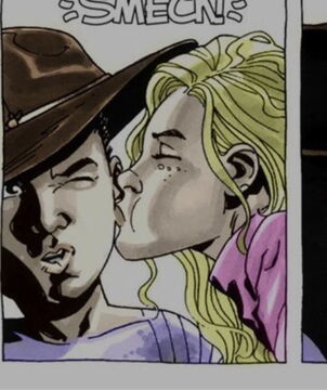 Sophia, personnage des comics et de la série, a un destin bien différent dans les BD. Elle forme un couple avec Carl pendant de longs numéros, tandis que la série... la transforme en zombie, coincée dans la grange.
