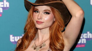 Amouranth : un homme se soulage dans son jardin sous l'œil des caméras