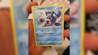 Ce fan de Pokémon possède la carte la plus rare grâce à la signature du Pape ! (PHOTO)