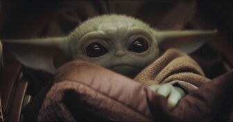 Star Wars : Un bébé Yoda trop mignon dans la série The Mandalorian