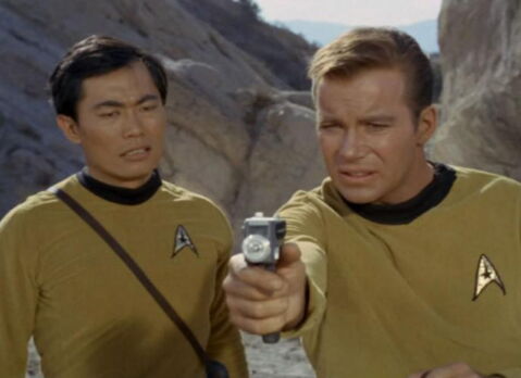 William Shatner et George Takeï dans Star Trek (original)