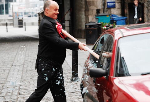 Red Faction 2 : fracassez des voitures et volez ce qu'il y a à l'intérieur !