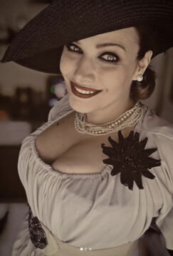 Lady Dimitrescu par curvy_rhiwen