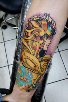 Ce tatouage de Saint Seiya rend vraiment bien, non ?