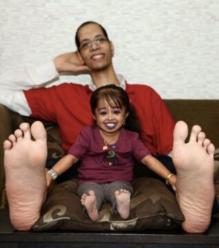 Double feature in this photo: the woman with the smallest feet in the world with the man who’s got the largest feet. Shoe size of 40, with feet measuring 15.75 inches.