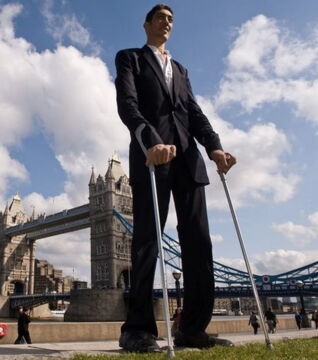 This is Turkish man Sultan Kösen, the tallest man on the planet. He’s a whopping 8 feet 2.8 inches.