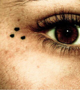Three dots by the eye: this tattoo means “mi vida loca” or “my crazy life”. The prisoner is most certainly affiliated with a gang.