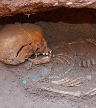 Burial discovered in the necropolis in Sudan of a child buried with a necklace.