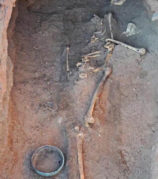 In the Sudanese necropolis, a bowl was found next to the skeleton.