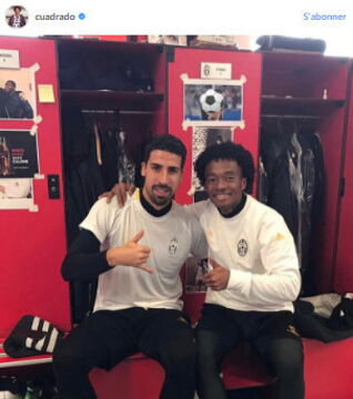 Juan Cuadrado - Can you see the ball hiding in the photo behind Khedira and Cuadrado? That's Pjanic's locker, a former Roma player. It's a photo of him and Spalletti that Juve fans did not fail to spot despite the attempt to hide it!