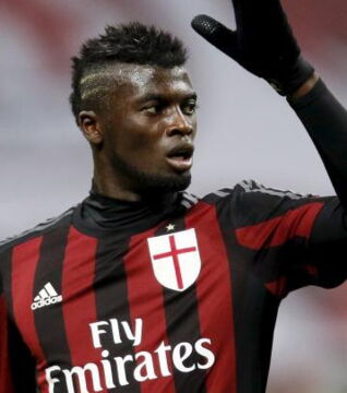 M'Baye Niang - He retweeted a comment from an AC Milan fan insulting his coach Allegri. Niang, in need of playing time, preferred to move on ... He tweeted three times to explain himself and say it was a mistake.