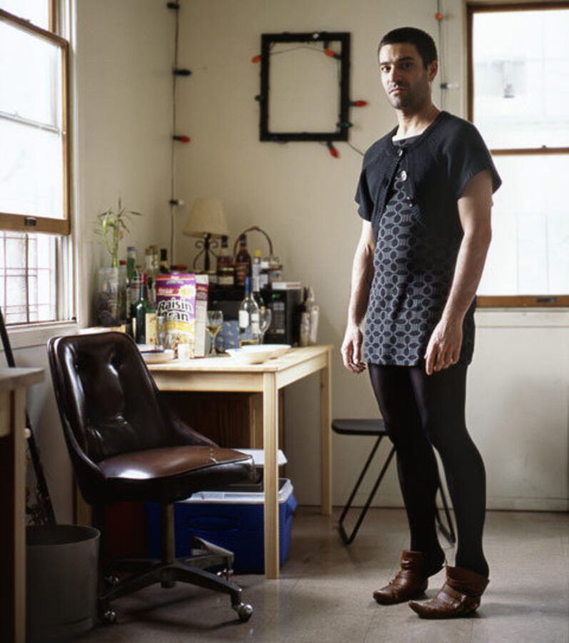 Ces hommes sont habillés avec les vêtements de leur femme
