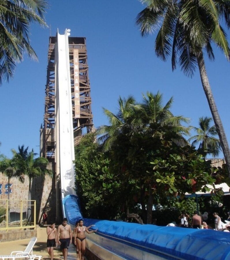 Ce toboggan d'un parc aquatique est le plus haut du monde!
