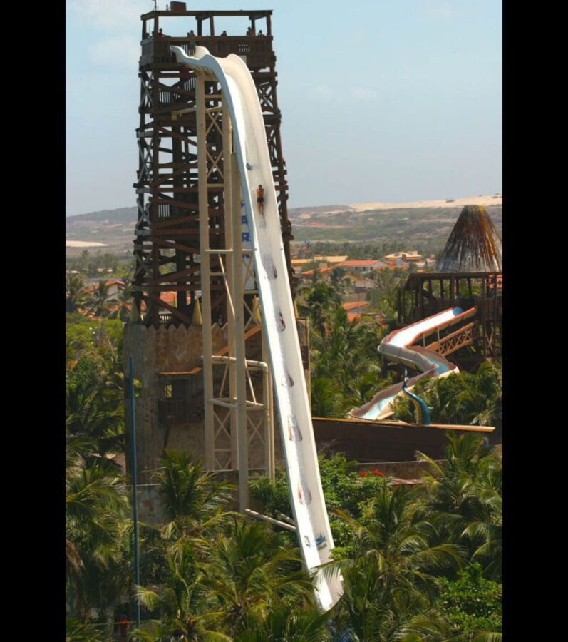 Ce toboggan d'un parc aquatique est le plus haut du monde!
