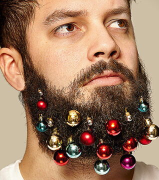 Der Bart mit Accessoires: Rasiere dich endlich mal und hör auf, die Leute mit deinen komischen Ideen zu verärgern!