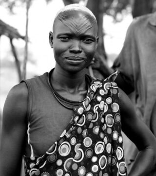 Bei den Dinka im Süd-Sudan gelten Skarifizierungen im Gesicht bei Frauen als Schönheitskriterium und bei Männern als Zeichen der Virilität.