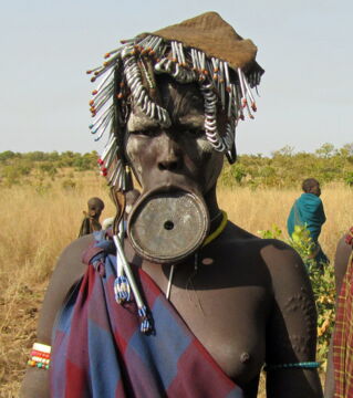 Beim äthiopischen Volk der Mursi wird den Frauen die Unterlippe aufgeschnitten und mit Hilfe immer größer werdender Tonteller bis zur sexuellen Reife langsam gedehnt.