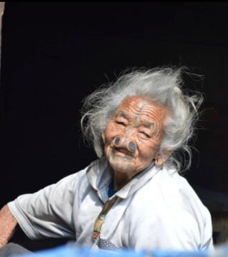 Beim indischen Apatania-Volk dienten die Nasen-Ornamente der Frauen dazu, weniger attraktiv auf Männer zu wirken und daher nicht von ihnen angegriffen zu werden.