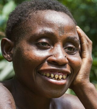Beim Pygmäenvolk der Baka in Kamerun werden die Zähne spitz gefeilt, um Tiere nachzuahmen.