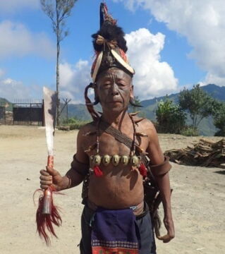 Beim Volk der Longwa, den letzten Kopfjägern in Indien, tätowierten sich die Männer noch bis in die 60er Jahre hinein das ganze Gesicht.
