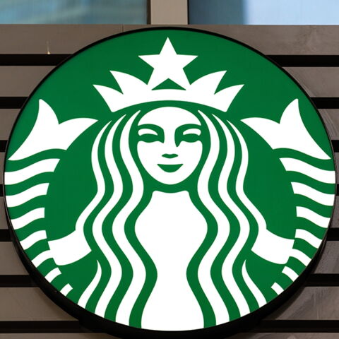 Das Logo von Starbucks soll an Melusine erinnern, ein Wesen zwischen Frau und Fisch. Credits: Getty Images