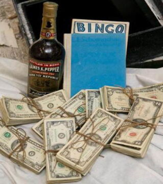 Der Mensch, der das gefunden hat, hatte echt Glück: 51.000 Dollar, eine Flasche Bourbon und ein Buch