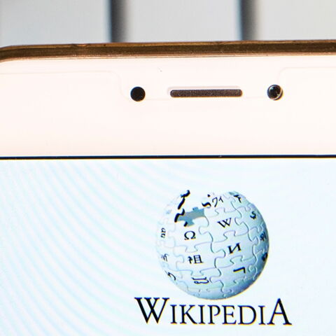 Die Buchstaben des Wikipedia-Logos bedeuten das Wort "Word". Warum das fehlende Puzzleteil? Um zu zeigen, dass Wikipedia nie fertig ist, weil es ständig aktualisiert wird. Credits: Getty Images