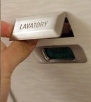 Die Toilettentür kann im Notfall von außen abgeschlossen werden.