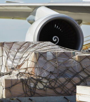 Es ist nicht selten, dass sich im Flugzeug Tote befinden, die wieder in ihre Heimat gebracht werden. Ja, wenn ihr einstiegt, stehen die Chancen nicht schlecht, dass sich im Bauch des Flugzeugs Särge befinden…