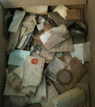 Ganz viele Briefe eines ehemaligen Soldaten aus dem 1. Weltkrieg wurden hinter einer Mauer gefunden. Sie wurden der Familie weitergeleitet