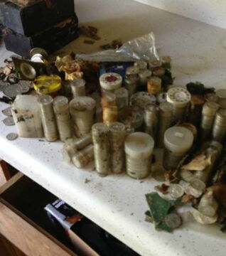 Geld, Schmuck und Silber, in einem Tresor gefunden, der sich in einem Schrank befand. Alles von unvorstellbarem Wert