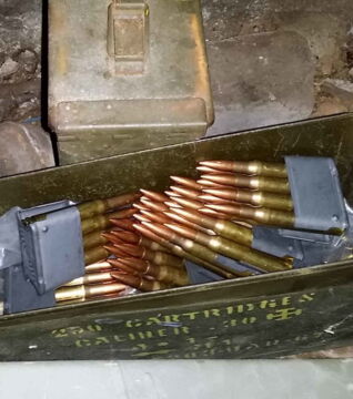 Schwere Geschütze, Granaten und verschiedene Waffen wurden in einem geheimen Fach im Keller eines Mannes gefunden