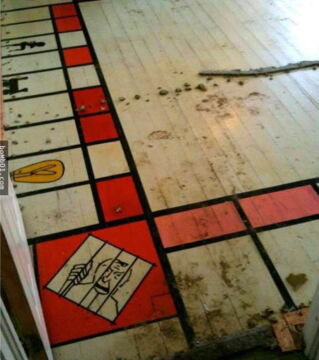 Unter dem Teppich: Ein riesiges und altes Monopoly-Spiel