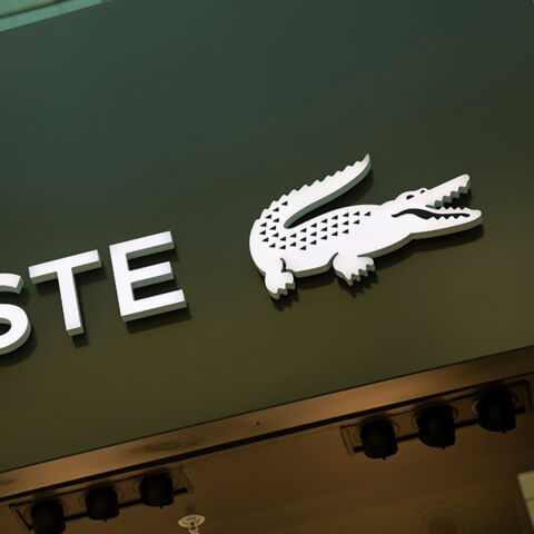 Warum ein Krokodil bei Lacoste? Tennisspieler René Lacoste hatte mit seinem Trainer um einen Koffer aus Krokoleder gewettet, wenn er ein Spiel gewinnt. Match gewonnen, Logo gefunden. Credits: Getty Images