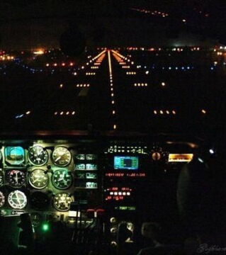 Wenn Flugzeuge nachts landen, wird das Licht ausgeschaltet, damit sich eure Augen schneller ans Dunkel gewöhnen und um im Notfall Panik zu vermeiden…