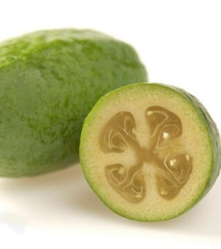 Die Ananas-Guave oder auch brasilianische Guave sieht aus wie eine Kiwi, nur ohne Härchen, und ihr Geschmack erinnert an Guaven oder Ananas