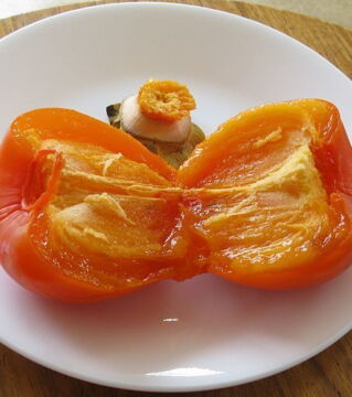 Die Khaki, Frucht des Khakibaumes, ist hierzulande schon etwas bekannter