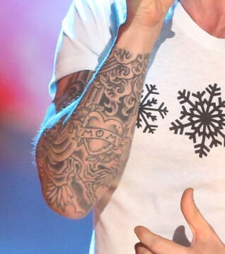 Adam Levine: „Das Problem: Je nachdem, wie er den Arm hält, liest man entweder ‚Mom‘ oder ‚Wow‘.“