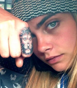 Cara Delevingne: „Das ist Mist. Keine gute Idee, sich einen Löwen auf den Finger zu machen. Wir warnen seit 25 Jahren vor solchen Tattoos. Denn sie gehen mit der Zeit kaputt.“