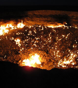 Das Tor zur Hölle: In diesem Loch in Turkmenistan mit 70 Metern Durchmesser brennt seit 40 Jahren ein Erdgasvorkommen (Quelle: Brian Shrader, Flickr)