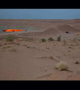 Die eher seltenen Touristen zelten in der Nähe, um den besten Blick auf den Krater von Derweze zu erhaschen (Quelle: Mike Moss)