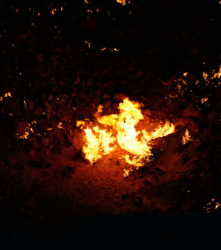 Mit 70 Metern Durchmesser und 20 Metern Tiefe hat das "Tor zur Hölle" seinen Namen verdient (Quelle: nathan.groth, Flickr)